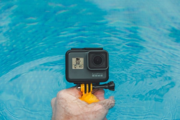 Taucher nimmt GoPro Actioncam zum Tauchen
