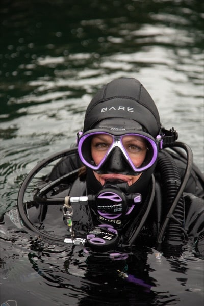 Taucherin mit Atemregler im Wasser