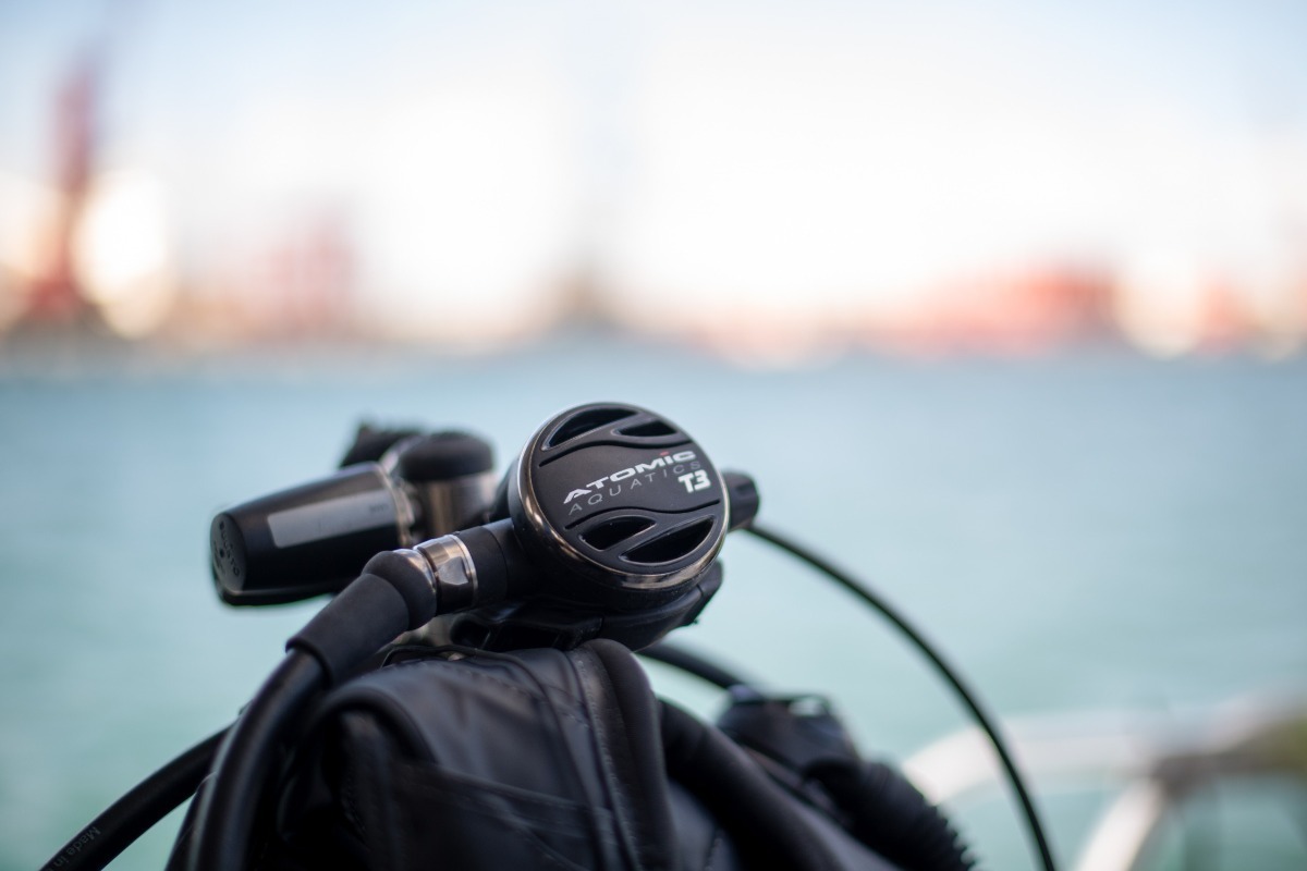 Tauchausrüstung mit der zweiten Stufe zum Tauchen