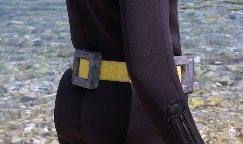 Taucher mit Bleigurt Right Hand Release