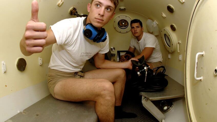 Taucher in einer Dekokammer Druckkammer