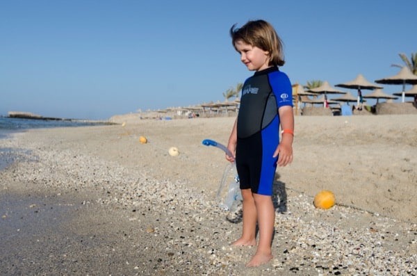 Kind mit Tauchausruestung und Tauchmaske